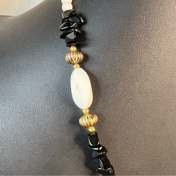 Unsigned Lee Sands Floral Mother of Pearl Vintage Necklace & Earrings Set - Picture 3 of 6